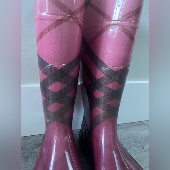 Burberry Fuchsia check rain boots. - Picture 3 of 6
